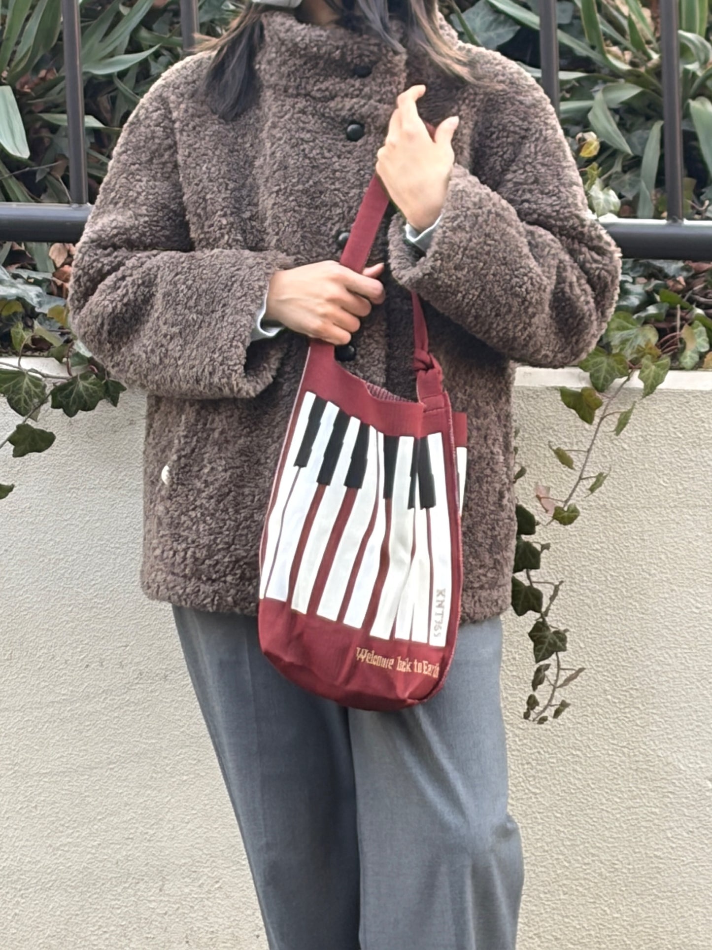 Fourty / Piano / Brown