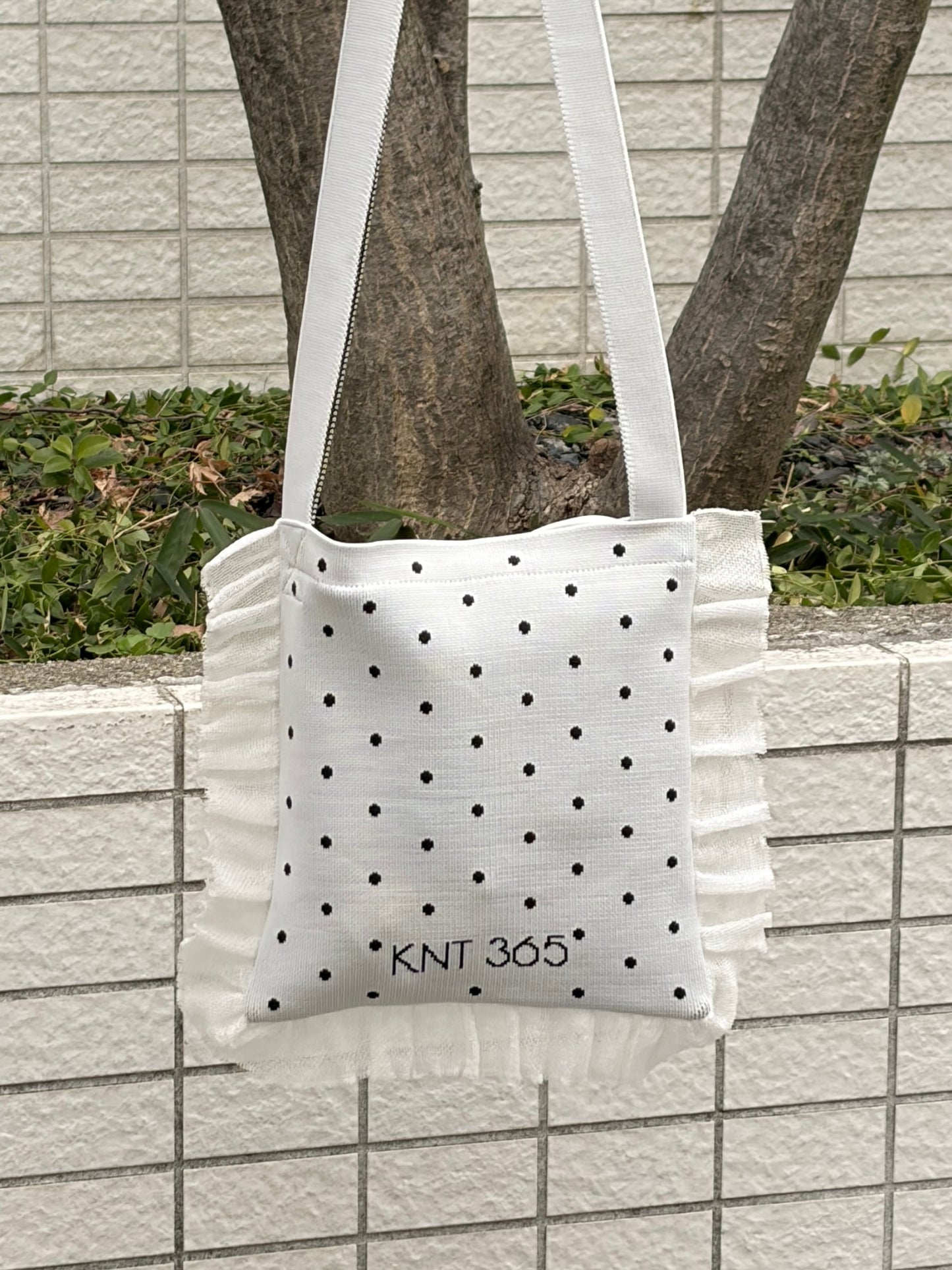 Frilly / Dot / White