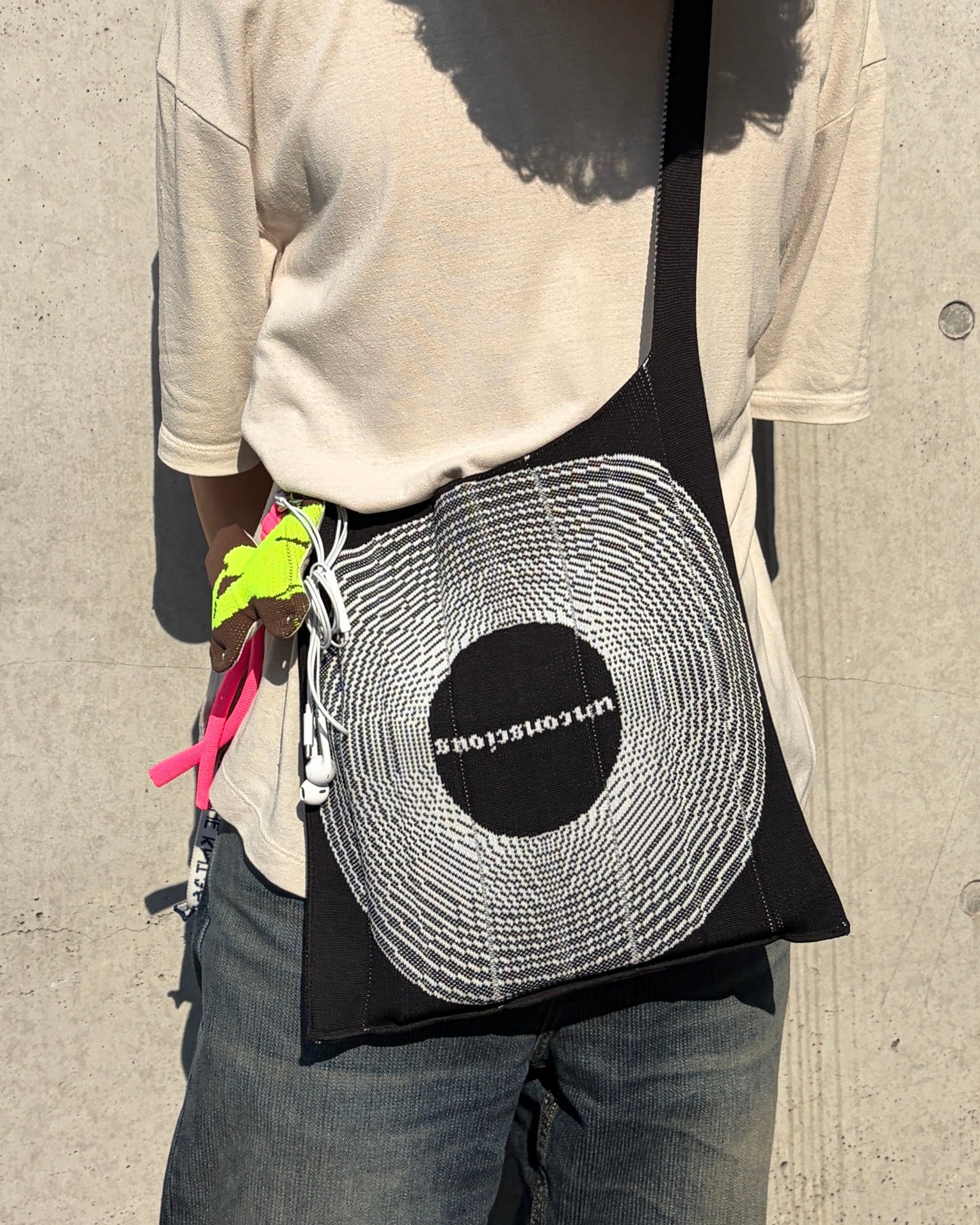 Lpeee / Unconscious / Black